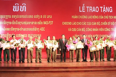Lao order presented to Thanh Hoa volunteer soldiers 