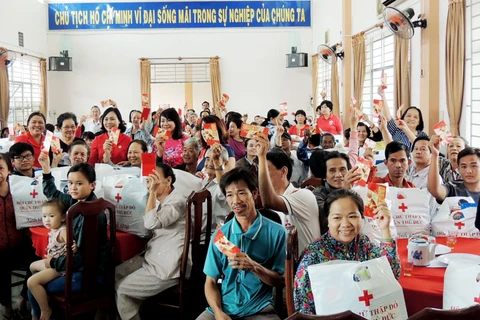 VN Red Cross hailed for two decades of Tet relief for the poor, AO victims