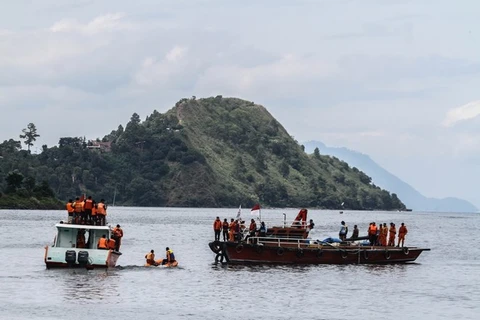 Indonesia finds corpses in sunken ferry in Lake Toba 