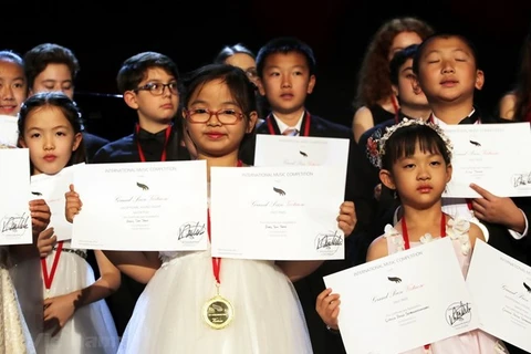 Vietnamese girl wins first prize at int’l piano contest in US