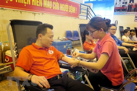 People brave severe heat to donate blood in many provinces