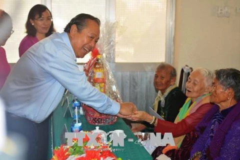 Deputy PM presents gifts to Heroic Vietnamese Mothers 