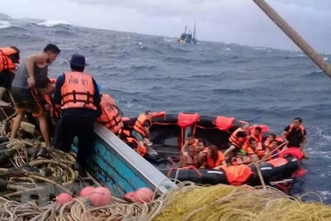 Thailand prepares to lift sunken tourist ship