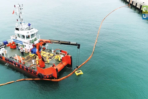 Thanh Hoa province holds oil spill response drill 