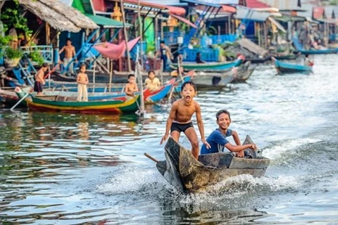 Floating school for Vietnamese students opens in Cambodia