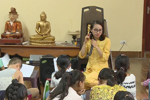 Free English classes offered at pagoda: Hanoi