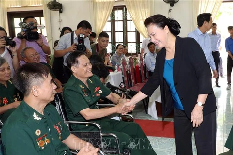 NA Chairwoman presents gifts to war invalids in Ha Nam 