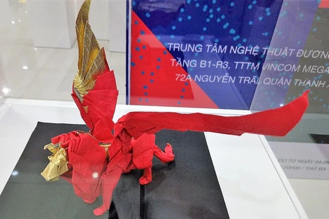 Vietnamese artists wing up Japanese origami art