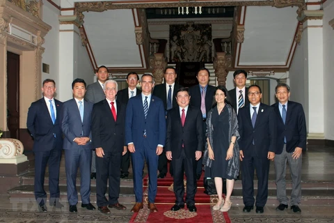 Ho Chi Minh City leader welcomes US Mayor of Los Angeles 