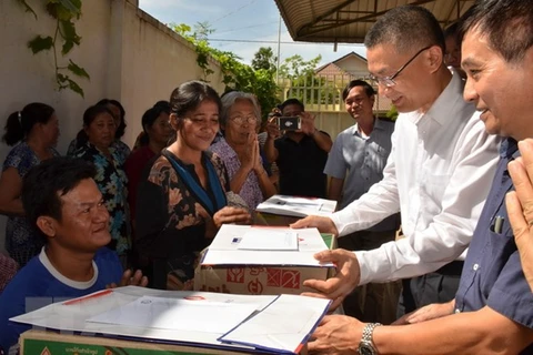 OVs in Cambodia affected by floods receive support