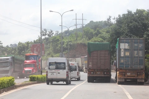 Separate lanes opened to fix long queue in Lao Bao – Dansavanh border gate