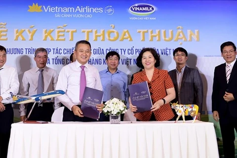 Vietnam Airlines, Vinamilk shake hands to provide 4-star service