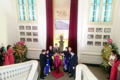 Hospital inaugurates Marie Curie statue 