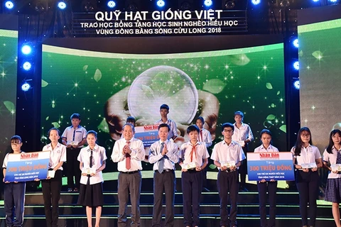 “Vietnamese Seeds Fund” scholarships presented to students