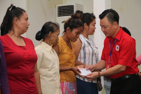 Hanoi red cross chapter offers humanitarian aid in Vientiane