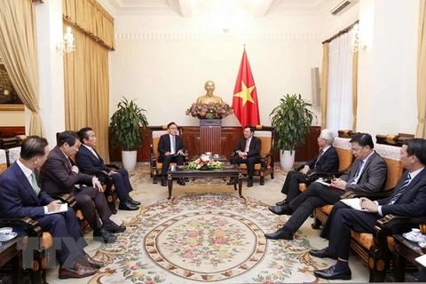 Deputy PM receives VN’s Honorary Consul General in RoK