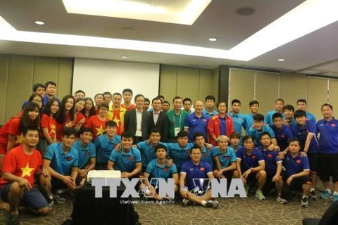 Vietnamese diplomats wish footballers the best ahead semifinals