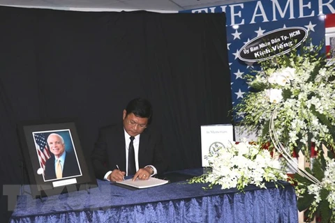 HCM City leader pays tribute to US Senator 