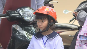 Police take measures to increase helmet-wearing rate among children 