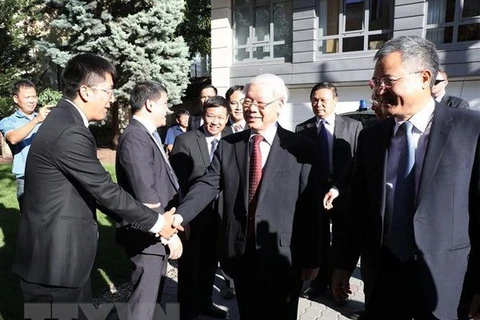 Party leader visits Vietnamese embassy, meets expatriates in Hungary