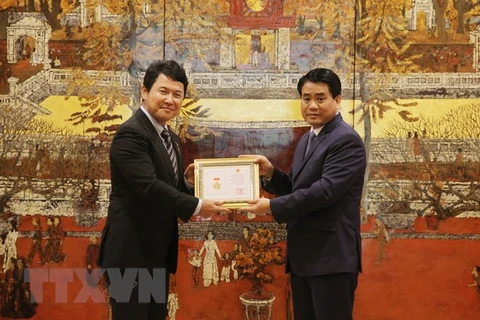 Japanese deputy ambassador honoured with Hanoi’s insignia
