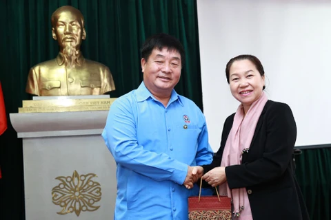 Trade Union Vice President receives Lao counterpart 