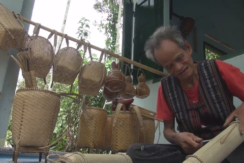 Artisan carries on Raglai traditional craft