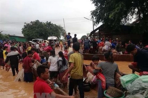Vietnamese firm offers aid to Lao dam-collapse victims 
