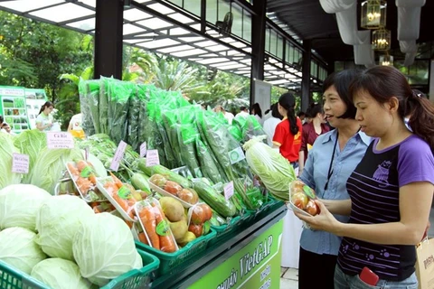 Nearly 80 percent of fruit stores in Hanoi meet safety standards