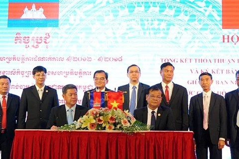 Vietnamese, Cambodian provinces sign cooperation pact