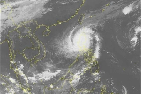 Thousands evacuated as Typhoon Yutu strikes Philippines
