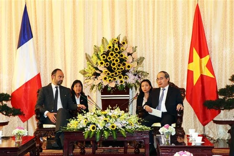 HCM City Party Secretary welcomes French Prime Minister 