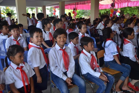 Vietnamese-Cambodian children in Phnom Penh start new school year