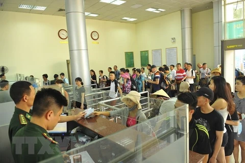 Mong Cai-Dongxing border gate welcomes 10 millionth visitor