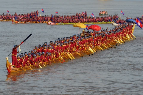 Cambodia sets world record for longest dragon boat