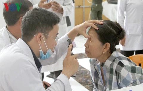 Vietnamese doctors provide free eye treatment for Cambodians