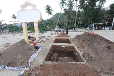 Ancient tombs and jewelries found on Ly Son Island