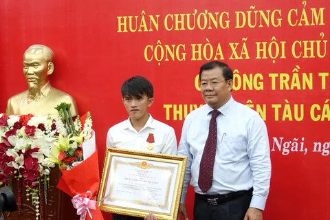 Quang Ngai fisherman praised for saving others at sea