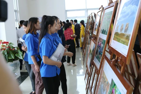 ASEAN photo, documentary exhibition opens in Hoa Binh 