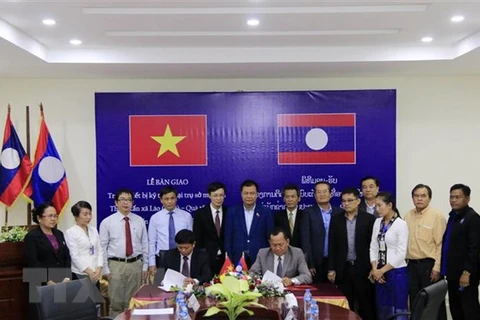 VNA presents equipment to Laos’ KPL