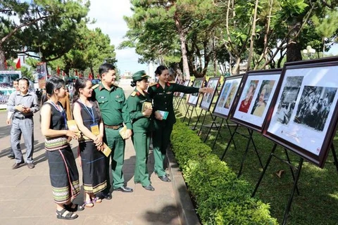 Photo exhibition honours late painter Xu Man 