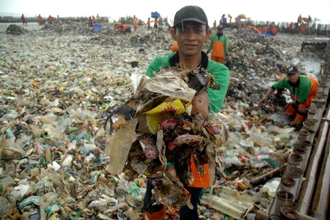 Indonesia cleans up trash on Thousand Islands
