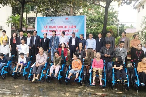 500 wheelchairs presented to the disabled in Quang Binh