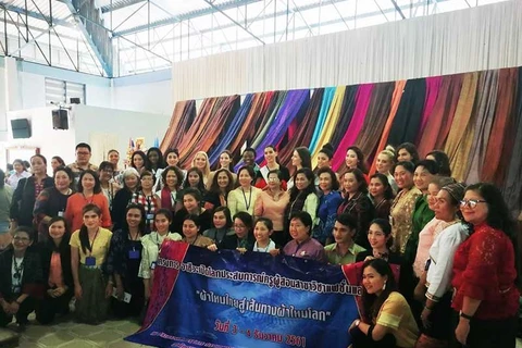 World’s leading designers learn to weave Thai silk