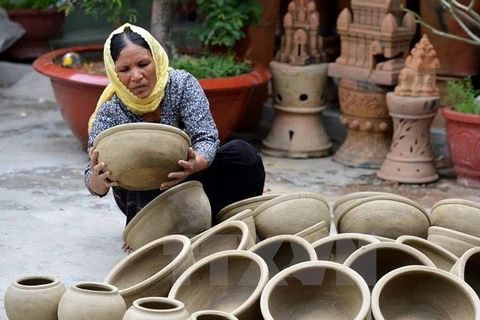 Ninh Thuan seeks ways to preserve traditional pottery-making craft