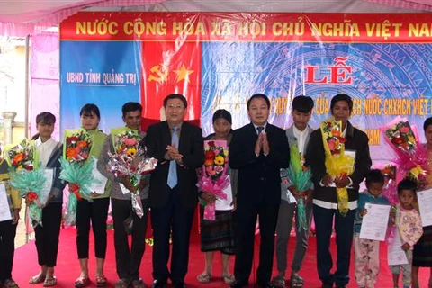 Quang Tri: Lao nationals receive Vietnamese citizenship 