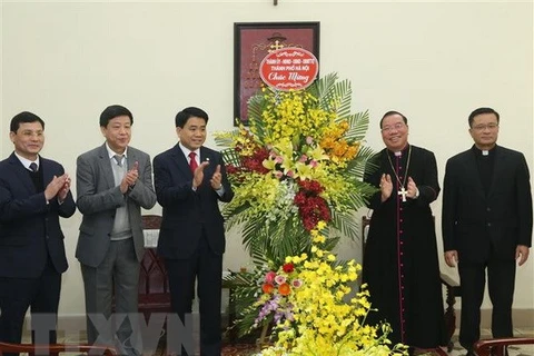 Hanoi leaders convey Christmas greetings to local Catholics