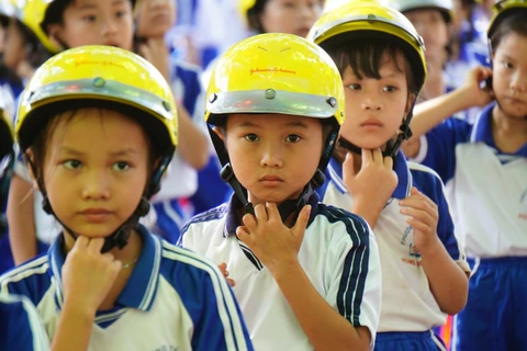 Gia Lai reviews “Helmet for children” project