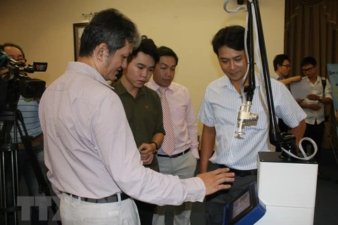 Vietnamese engineers make Fractional CO2 Laser surgical equipment