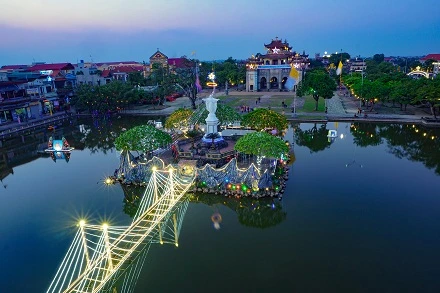 Christmas atmosphere overwhelms HCM City, Ninh Binh